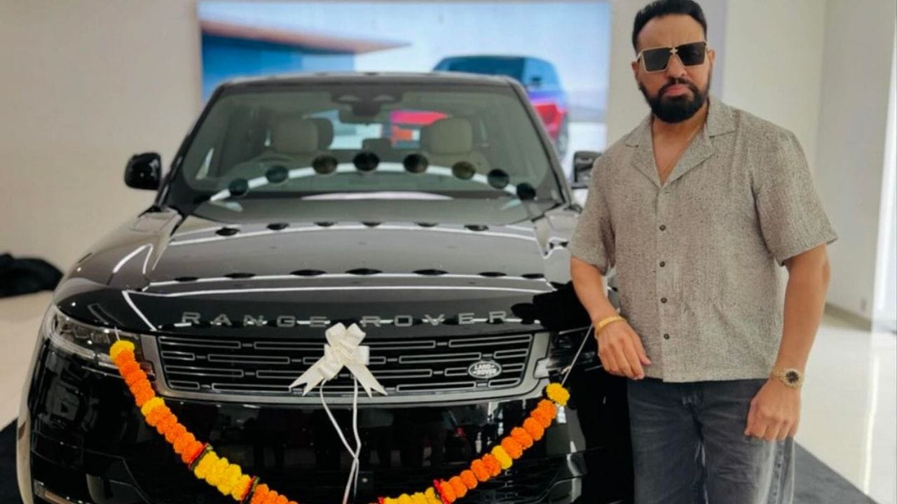 હવે શેરાએ હાલમાં લગ્ઝરી કાર ખરીદી છે. તેમણે બ્લેક કલરની કાર ખરીદી છે. તેની કિંમત 1.4 કરોડ રુપિયા છે. સોશિયલ મીડિયા પર તેને પોસ્ટ કરેલા ફોટો પર તેના ચાહકો કોમેન્ટ પણ કરી રહ્યા છે.