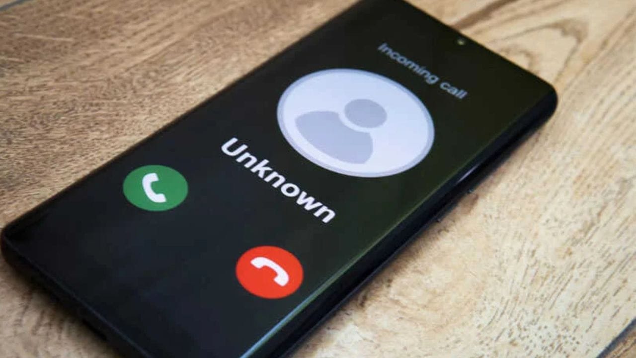 હવે સરકાર એક મહિનામાં 25 થી 30 નવા મોબાઈલ નંબર ખરીદનારાઓ સામે કડક કાર્યવાહી કરવાના મૂડમાં હોય તેવું લાગી રહ્યું છે. જો આવું થશે તો આવા ગ્રાહકોને 1 થી 6 મહિના સુધી કોઈપણ ટેલિકોમ કંપની દ્વારા નવું સિમ કાર્ડ આપવામાં આવશે નહીં.