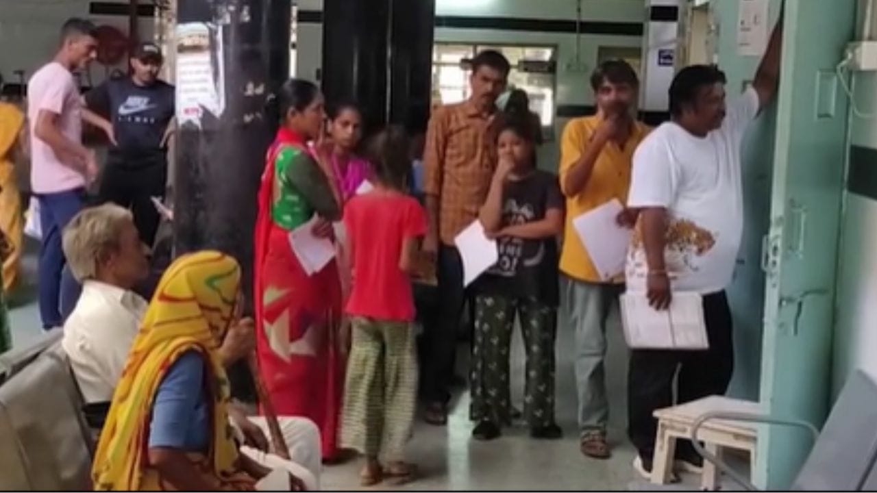 Surendranagar Video : શિક્ષકો બાદ હોસ્પિટલમાંથી તબીબો ગાયબ, સિવિલ હોસ્પિટલના 8 ડોકટર ગેરહાજર, દર્દીઓની લાંબી કતારો લાગી Surendranagar Video : શિક્ષકો બાદ હોસ્પિટલમાંથી તબીબો ગાયબ, સિવિલ હોસ્પિટલના 8 ડોકટર ગેરહાજર, દર્દીઓની લાંબી કતારો લાગી