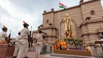 આજે સવારે 6.30 વાગ્યે કાર્યક્રમની શરૂઆત પ્રભુસ્મરણ અને પ્રાર્થના સાથે થઈ હતી. ત્યારબાદ BAPSના બાળ અને યુવા મંડળે સાંસ્કૃતિક અને રાષ્ટ્રભક્તિનાં કીર્તનો ગાઈને અક્ષરધામ પરિસરના વાતાવરણને ઓજસ્વી બનાવી દીધું. આજની વિશેષ સ્વતંત્રતા દિવસની પરેડમાં સુરક્ષા વિભાગના સ્વયંસેવકો અને પરિસરમાં ફરજ પર રહેલા પોલીસકર્મીઓએ પણ ભાગ લીધો.