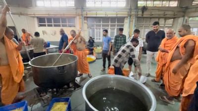 વડોદરાના પૂર પીડિતોની વહારે આવ્યું અટલાદરા સ્વામિનારાયણ મંદિર, શીરો-ખીચડી, બુંદી-સેવ કર્યુ વિતરણ વડોદરાના પૂર પીડિતોની વહારે આવ્યું અટલાદરા સ્વામિનારાયણ મંદિર, શીરો-ખીચડી, બુંદી-સેવ કર્યુ વિતરણ