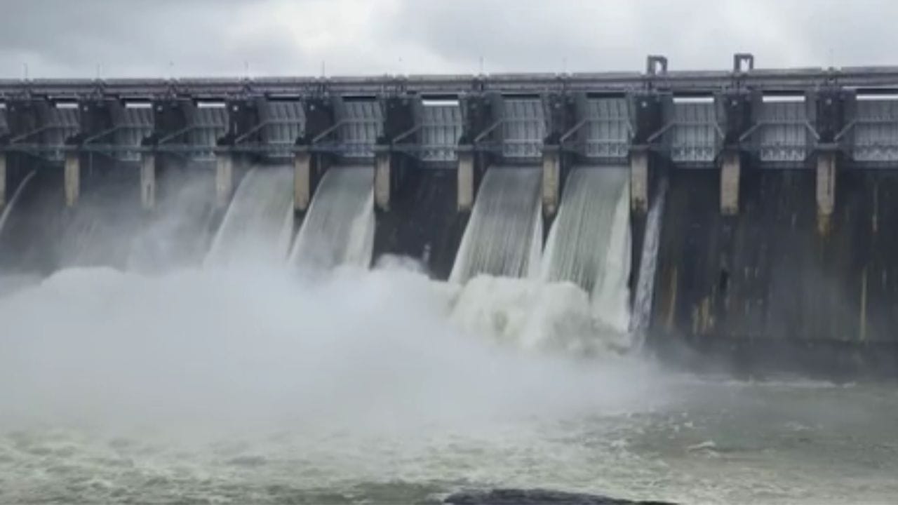 Tapi News : ઉકાઈ ડેમમાં પાણીની આવક વધી, તાપીના કાંઠા વિસ્તારના ગામોને કરાયા એલર્ટ, જુઓ Video Tapi News : ઉકાઈ ડેમમાં પાણીની આવક વધી, તાપીના કાંઠા વિસ્તારના ગામોને કરાયા એલર્ટ, જુઓ Video