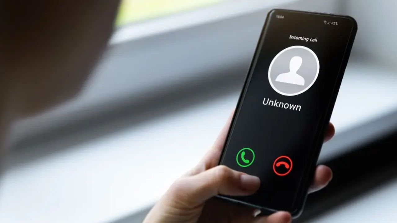 આ નવો નિયમ 1 સપ્ટેમ્બરથી લાગુ થશે : ટ્રાઈએ તાજેતરમાં જ ટેલિકોમ કંપનીઓને ખાનગી નંબરો પરથી કોલિંગ કરનારા ટેલિમાર્કેટર્સને બ્લોક કરવાનો નિર્દેશ આપ્યો છે. એટલું જ નહીં, ટ્રાઈએ એ પણ સ્પષ્ટ કર્યું છે કે, જે ટેલિમાર્કેટર્સ આદેશનું પાલન નહીં કરે તેમને 2 વર્ષ માટે બ્લેકલિસ્ટ કરવામાં આવશે અને આ નવો નિયમ 1 સપ્ટેમ્બરથી અમલમાં આવશે.