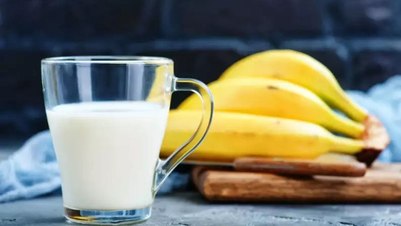 દૂધ-કેળા : વજન વધારવા માટે આ એક બેસ્ટ કોમ્બિનેશન છે. તમે 2 કેળા અને એક ગ્લાસ દૂધ સાથે કેટલાક ડ્રાયફ્રૂટ્સ ઉમેરીને નાસ્તામાં સ્મૂધી બનાવી શકો છો. તે પછી તેનું સેવન કરી શકાય છે. આ નિયમિત કરવાથી તમારું વજન ઝડપથી વધશે.