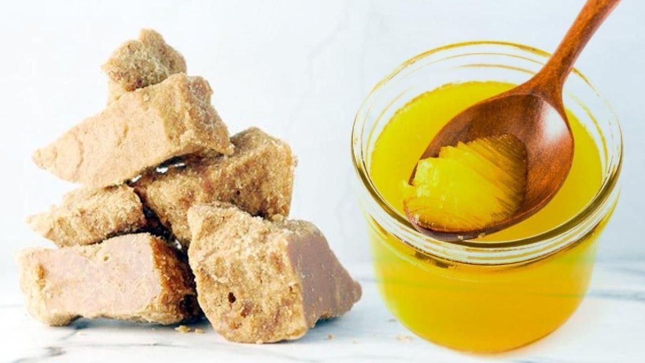 ઘી-ગોળ  : ઝડપથી વજન વધારવા માટે આહારમાં ઘીનો સમાવેશ કરવો ખૂબ જ ફાયદાકારક છે. તેનું સેવન કરવાથી તમારા શરીરને પર્યાપ્ત માત્રામાં કેલરી મળે છે. ઘી કે માખણ બંનેમાં કેલરીનું પ્રમાણ વધુ હોય છે. રોજિંદા આહારમાં ઘીને ઘણી રીતે સામેલ કરી શકાય છે. તેનું સેવન કરવાથી, કેલરી ઉપરાંત, તમને તંદુરસ્ત ચરબી, પ્રોટીન, વિટામિન્સ, કાર્બોહાઇડ્રેટ્સ અને કેલ્શિયમ વગેરે પણ પર્યાપ્ત માત્રામાં મળે છે. આ સાથે ગોળ પણ શરીરમાં એનર્જી બનાવી રાખે છે આથી આ બન્નેનું કોમ્બિનેશન પણ જડપથી વજન વધારવા માટે બેસ્ટ છે.