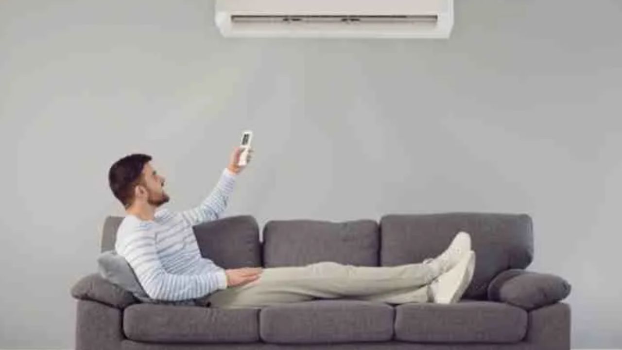 AC Tips and tricks : આ માટે એર કંડિશનરમાં એક ખાસ સેટિંગ અથવા મોડ આપવામાં આવે છે. જેનો ઉપયોગ કરીને તમે એર કંડિશનર ચાલુ કરતાની સાથે જ ઠંડી હવા મેળવી શકો છો. એટલે કે આ મોડમાં થોડી વધુ વીજળીનો વપરાશ થાય છે, પરંતુ તમે એર કંડિશનર ચાલુ કરતાં જ તમને ઠંડી હવા મળે છે.
