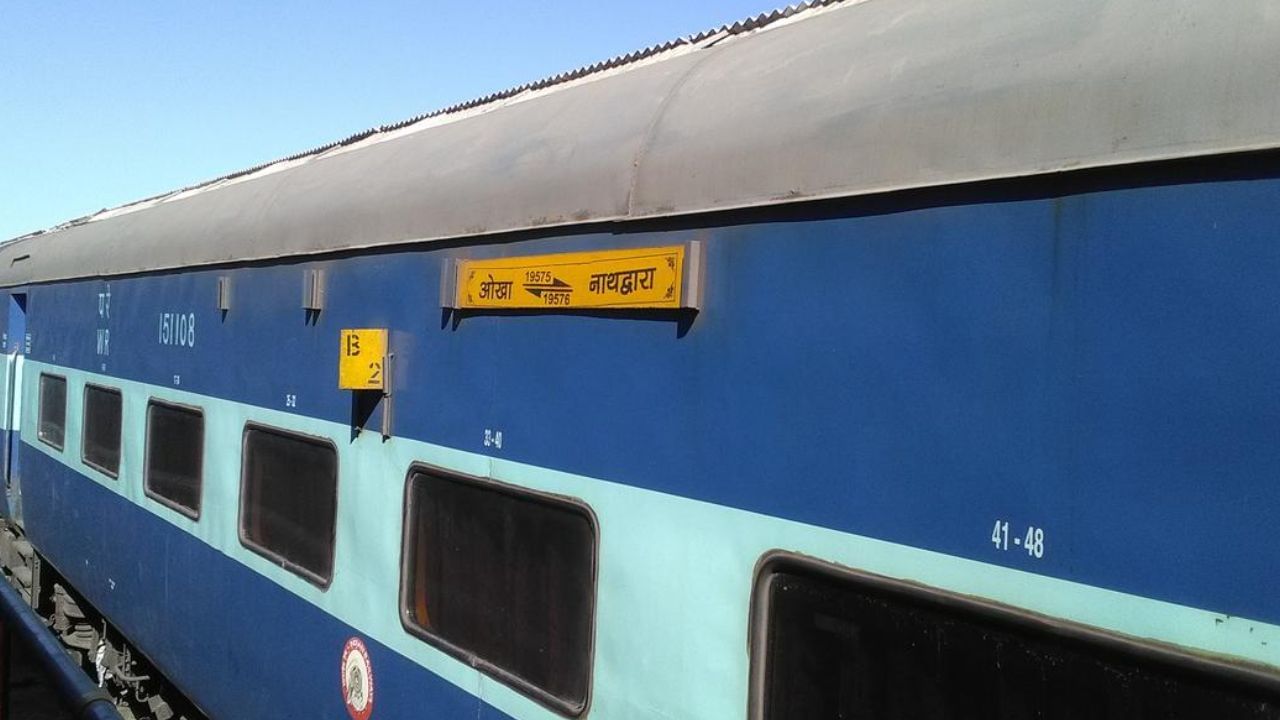 Rajkot to Nathdwara train : ઓખાથી નાથદ્વારા સુધીમાં આ ટ્રેન 19 સ્ટેશન પર સ્ટોપ લે છે. ફક્ત અમદાવાદ અને રતલામ 10 મિનિટ લે છે. આ ટ્રેન નાથદ્વારા 06:25એ પહોંચાડે છે. 
