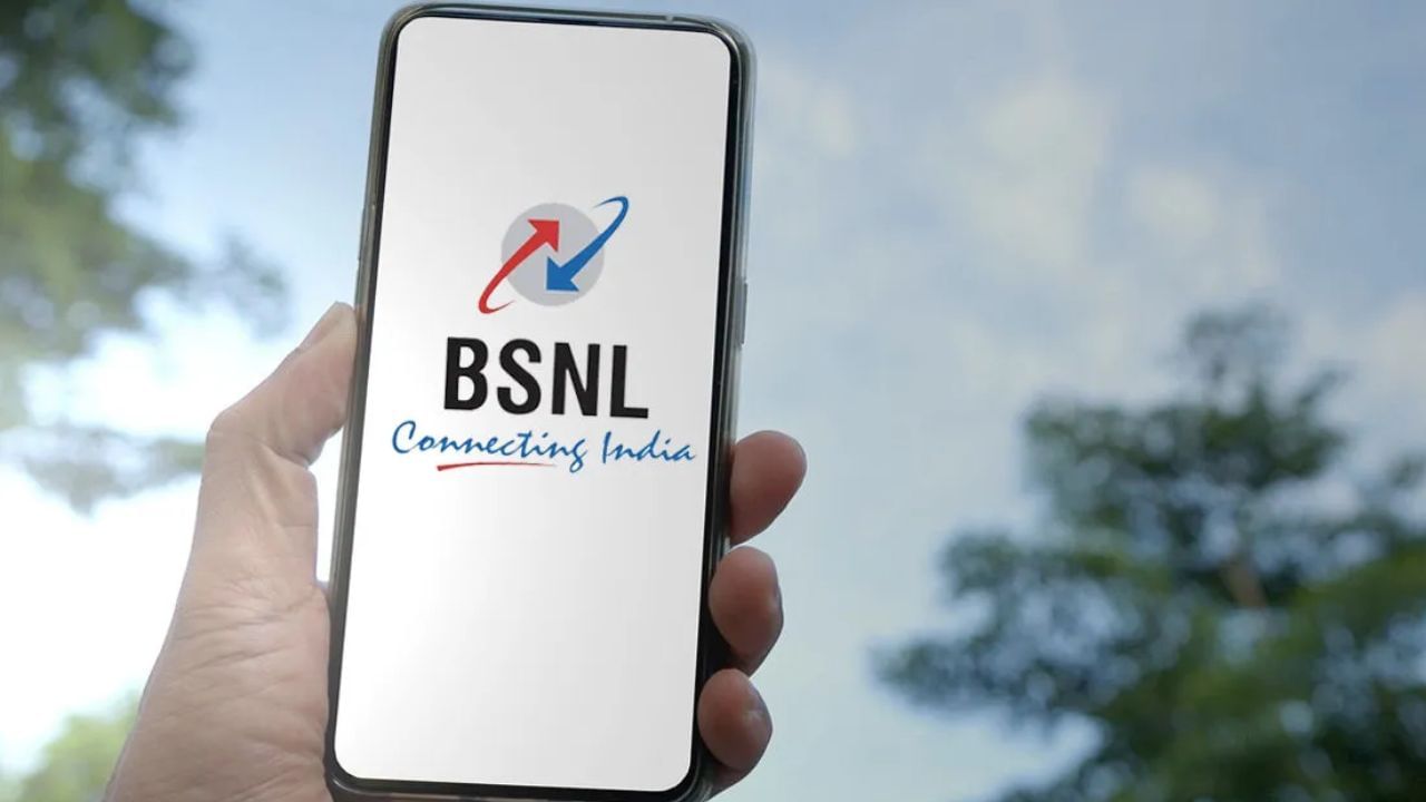 BSNL ના આ પ્લાનમાં તમને અમર્યાદિત વૉઇસ કૉલિંગ અને દરરોજ 2 GB ડેટા પણ મળે છે. પ્લાનમાં તમને દરરોજ 100 ફ્રી SMS મળશે. તમારા માટે એક વાત જાણવી જરૂરી છે કે આ વધારાના લાભો માત્ર એક મહિના માટે જ મળશે. તમે 30 દિવસ સુધી દરરોજ 2 જીબી ડેટાનો ઉપયોગ કરી શકશો. દૈનિક ડેટા મર્યાદા સમાપ્ત થયા પછી, તમને 40Kbps સ્પીડ મળશે. તમને જણાવી દઈએ કે પ્લાનમાં તમને પહેલા 30 દિવસ માટે દરરોજ 100 ફ્રી SMS પણ મળે છે.