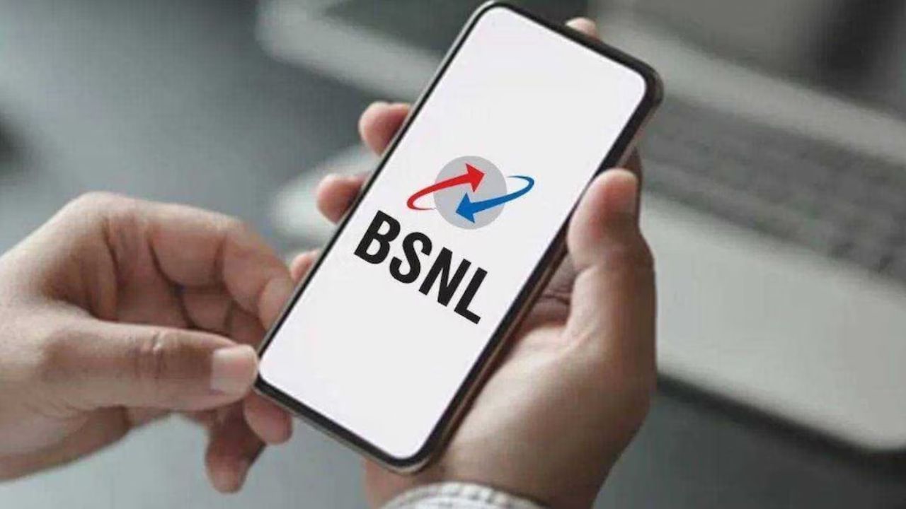 વાસ્તવમાં BSNL એ તેના પ્લાનની યાદી અપગ્રેડ કરી છે. યુઝર્સની સુવિધાને ધ્યાનમાં રાખીને કંપનીએ દરેક કેટેગરીના પ્લાનને તેની યાદીમાં સામેલ કર્યા છે. હવે BSNL એવો રિચાર્જ પ્લાન લઈને આવ્યું છે જેણે ખાનગી કંપનીઓની ઊંઘ હરામ કરી દીધી છે. BSNL હવે તેના યુઝર્સને સૌથી ઓછી કિંમતે 300 દિવસની વેલિડિટી ઓફર કરી રહ્યું છે. ચાલો તમને BSNL ના આ રિચાર્જ પ્લાન વિશે વિગતવાર જણાવીએ.