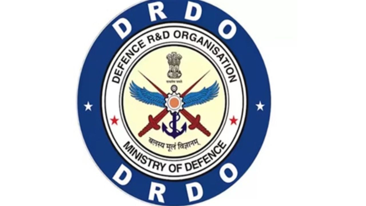 DRDO એ બોમ્બ ડિઝાઇન કર્યા છે : ડીઆરડીઓએ ભારતીય સેના માટે બે બોમ્બ ડિઝાઇન કર્યા છે, પહેલો ગ્લાઈડ બોમ્બ ગૌરવ છે જે લાંબા અંતરના કોઈપણ લક્ષ્યને હિટ કરી શકે છે, તેની પાંખો પણ છે, જ્યારે બીજો ગૌતમ છે જે ટૂંકા અંતરના લક્ષ્યોને હિટ કરી શકે છે. અદાણી ડિફેન્સ એન્ડ એરોસ્પેસ આ બોમ્બનું નિર્માણ કરી રહી છે.
