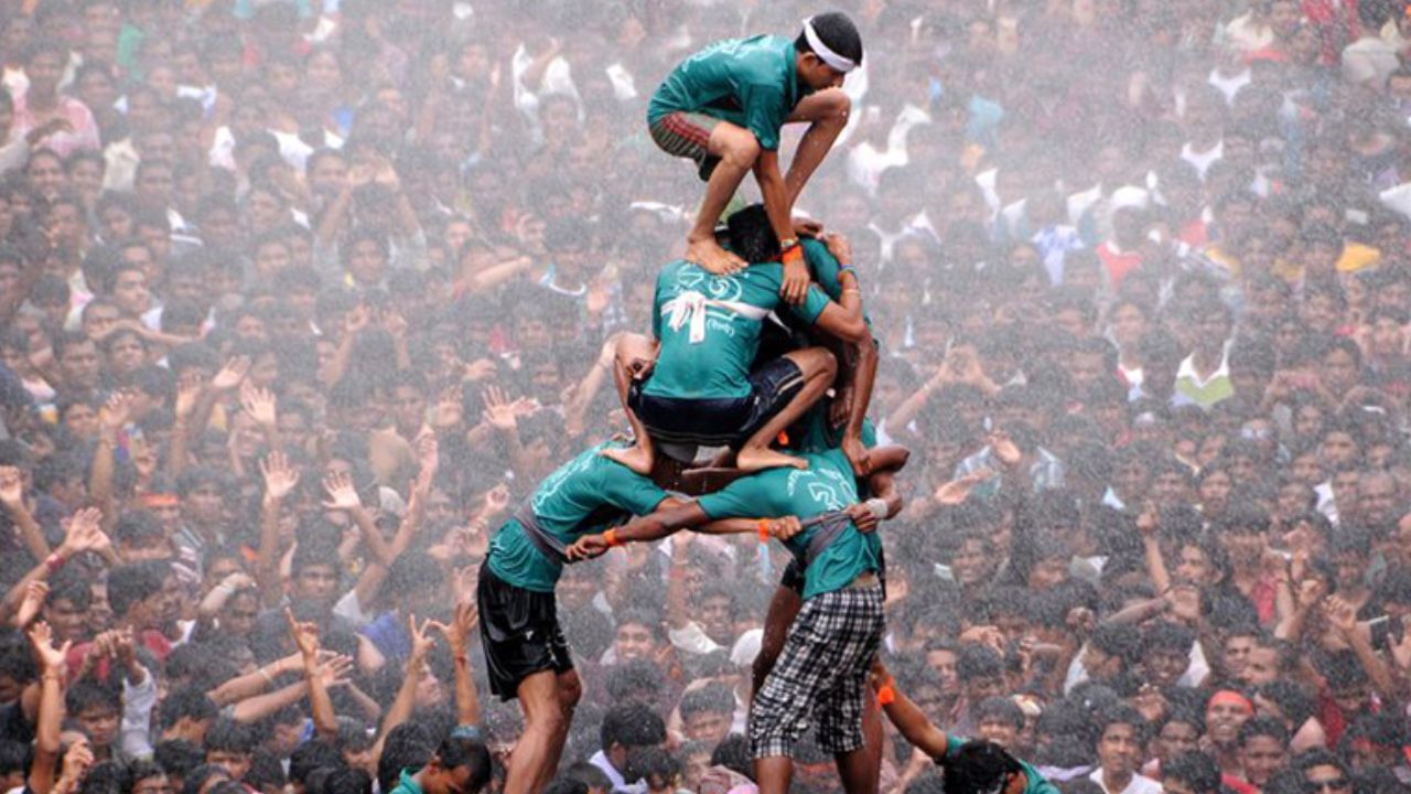 ગુજરાત દ્વારકા : દ્વારકાધીશની નગરી દ્વારકાનો જન્માષ્ટમીનો તહેવાર પણ ખાસ છે. ધાર્મિક ગ્રંથો અનુસાર ભગવાન કૃષ્ણ દ્વારકામાં રાજ કરતા હતા. અહીં જન્માષ્ટમીનો આનંદ એક-બે દિવસ નહીં પણ આખા મહિના માટે જોવા મળે છે. આ ઉત્સવ દરમિયાન ઝાંખી, ગરબા, રાસ સહિતના કાર્યક્રમો પણ યોજાતા સમગ્ર શહેરમાં ભક્તિમય વાતાવરણ જોવા મળે છે.