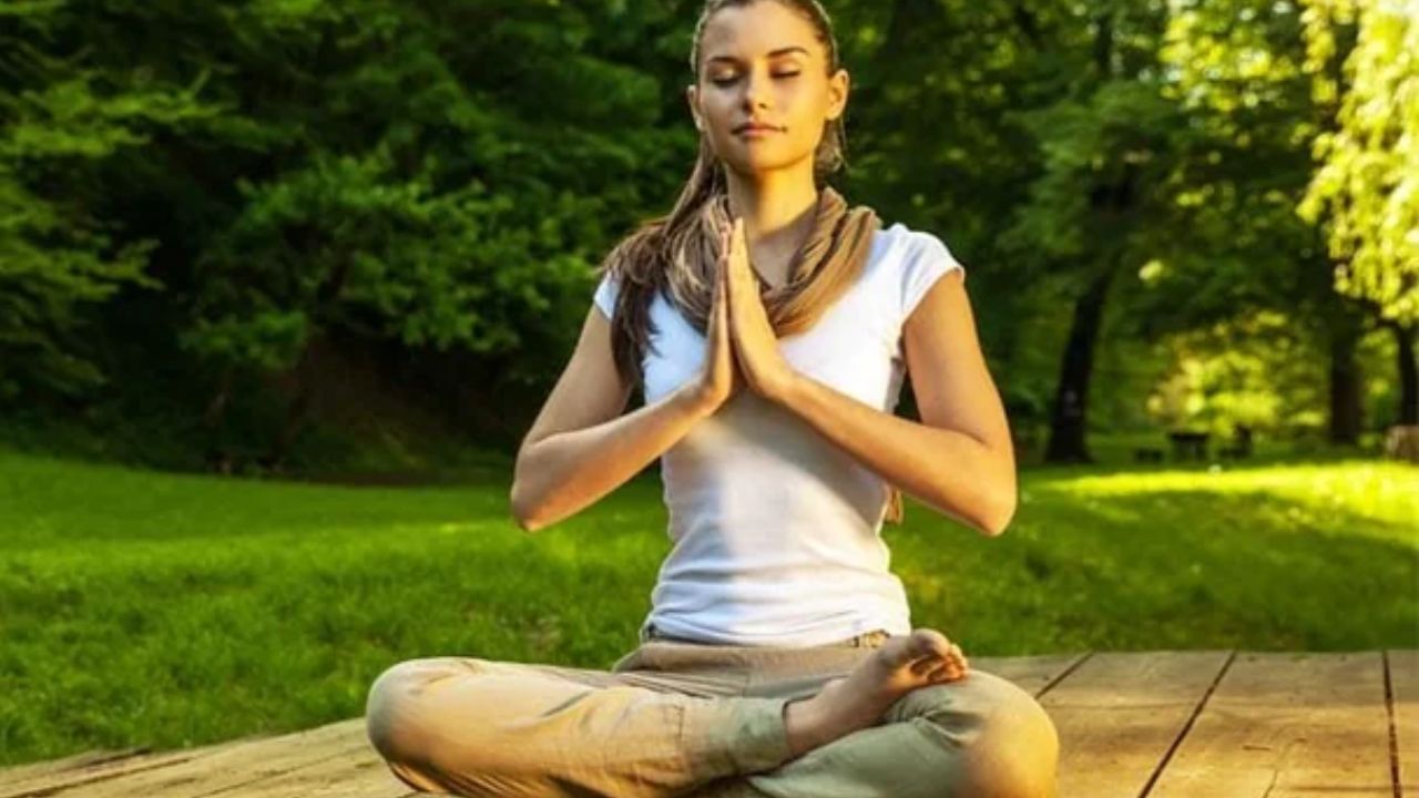 Types of meditation : મેડિટેશન એ માનસિક કસરત છે જેમાં ફોકસ, અવેરનેસ અને રિલેક્સેશનનો સમાવેશ થાય છે. આ મન માટે એક કસરત છે. જે વ્યક્તિના મનને શાંતિ પ્રદાન કરવામાં મદદ કરે છે અને તણાવ દૂર કરી શકે છે. પરંતુ ધ્યાન કરવું એ માત્ર એક જ જગ્યાએ બેસી રહેવાનું નથી, તેને કરવાની ઘણી રીતો છે. ધ્યાન માઇન્ડફુલનેસ મેડિટેશન, સ્પિરિચ્યુઅલ મેડિટેશન, ફોકસ મેડિટેશન, મુવમેન્ટ મેડિટેશન, મંત્ર મેડિટેશન જેવી રીતે પણ કરી શકાય છે. ચાલો તેના વિશે જાણીએ…
