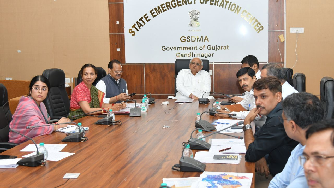 heavy rain CM Bhupendra Patel held conference Emergency Operation Center (2)