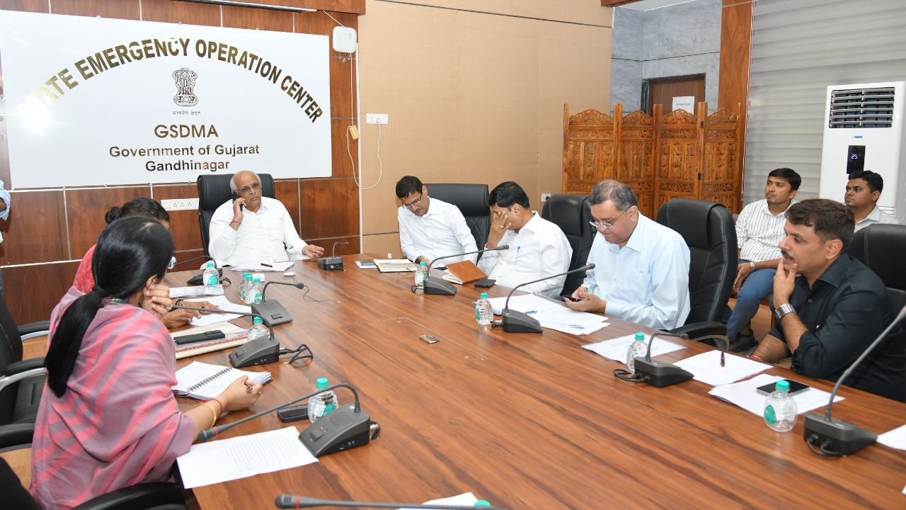 heavy rain CM Bhupendra Patel held conference Emergency Operation Center (4)