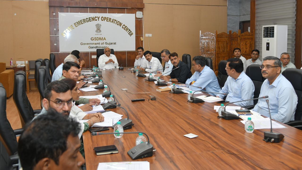 heavy rain CM Bhupendra Patel held conference Emergency Operation Center (5)