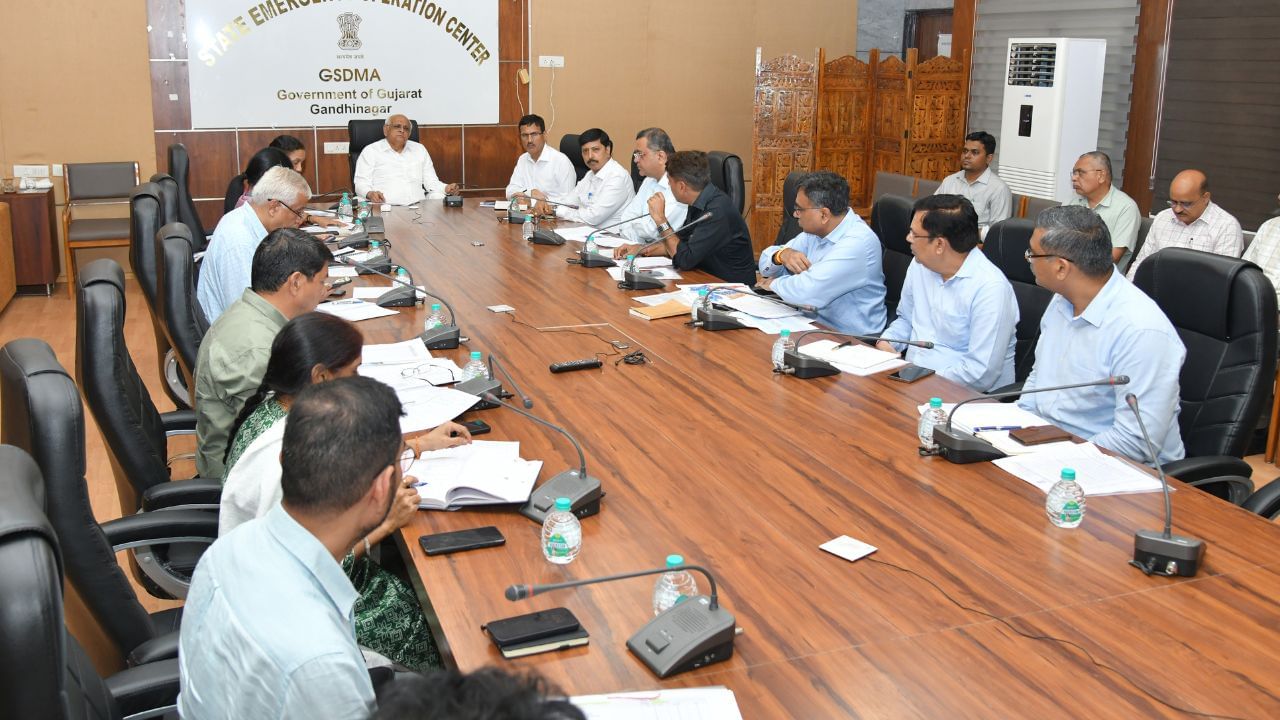 heavy rain CM Bhupendra Patel held conference Emergency Operation Center (7)