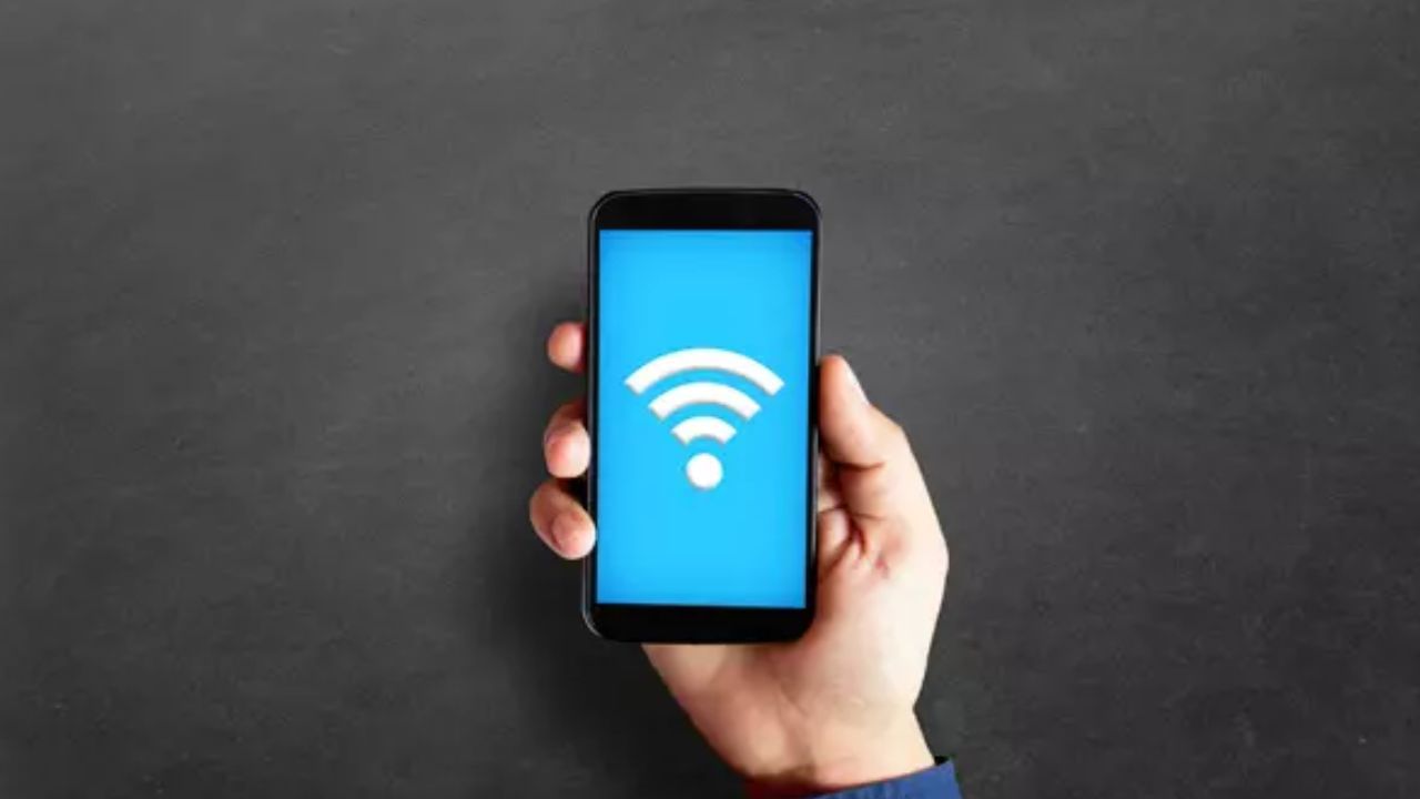 Wi-Fi નેટવર્ક તપાસો : ઘણા છુપાયેલા કેમેરા Wi-Fi નેટવર્ક સાથે જોડાયેલા હોય છે જેથી કરીને તેને દૂરથી એક્સેસ કરી શકાય. જો હોટેલ Wi-Fi સેવા પ્રદાન કરે છે, તો તમે નેટવર્કથી કનેક્ટ કરી શકો છો અને જોઈ શકો છો કે ત્યાં કોઈ કેમેરા છે કે નહીં. આ કરવા માટે, ફક્ત તમારા ઉપકરણ પર ઉપલબ્ધ Wi-Fi નેટવર્ક્સ શોધો અને કોઈપણ શંકાસ્પદ નામો માટે જુઓ. જો તમને નેટવર્ક પર સૂચિબદ્ધ કૅમેરો મળે, તો રૂમમાં છુપાયેલ કૅમેરો હોવાની શક્યતા છે.