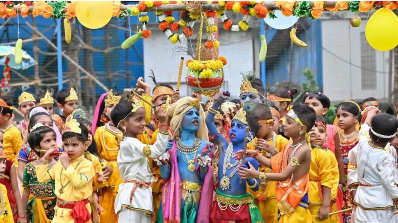 દહીં હાંડી ઉત્સવની શરૂઆત કેવી રીતે થઈ? (How Dahi Handi festival started) : ધાર્મિક માન્યતા અનુસાર આ તહેવાર દ્વાપર યુગથી ઉજવવામાં આવે છે. ભગવાન શ્રી કૃષ્ણને દહીં, દૂધ અને માખણ ખૂબ જ પ્રિય હતા. તે તેના મિત્રો સાથે મળીને પડોશના ઘરોમાંથી માખણ ચોરીને ખાતો હતો. તેથી જ તેને માખણ ચોર પણ કહેવામાં આવે છે. એટલું જ નહીં તે ગોપીઓના ઘડા પણ તોડી નાખતો હતો. તેનાથી કંટાળીને ગોપીઓએ માખણ અને દહીંના વાસણો ઊંચાઈ પર લટકાવવાનું શરૂ કર્યું. પરંતુ ગોપીઓના તમામ પ્રયત્નો વ્યર્થ રહ્યા. તોફાની કાન્હાએ તેના મિત્રોની મદદથી માટલી તોડીને માખણ અને દહીં ખાતો હતો. ભગવાન કૃષ્ણના બાળપણના આ મનોરંજનને યાદ કરીને દહીં હાંડીનો તહેવાર શરૂ થયો હતો.
