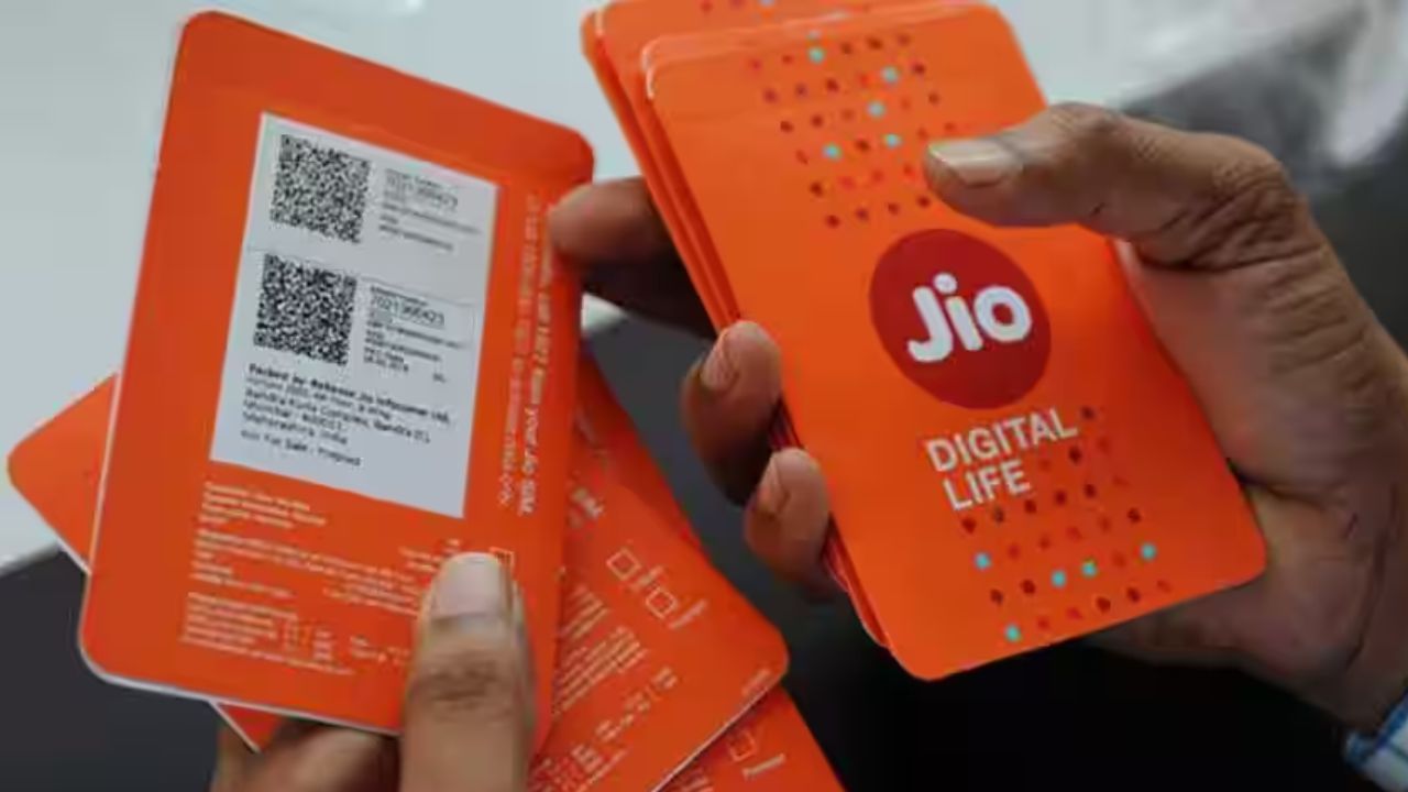 Jio Choice Number શું છે? : આ સ્કીમ હેઠળ તમે ફક્ત 499 રૂપિયા ચૂકવીને તમારા મોબાઇલ નંબરના છેલ્લા 4-6 અંકો જાતે પસંદ કરી શકો છો. તમે ભલે તમારા પસંદના નંબરો દાખલ કરો તો પણ બની શકે કે તે ઉપલબ્ધ ના હોય. Jio ફક્ત તમારા પિન કોડ અનુસાર ઉપલબ્ધ વિકલ્પો બતાવશે. આ સુવિધા ફક્ત JioPlus પોસ્ટપેડ યુઝર્સ માટે છે અને આ પ્લાનનો ઉપયોગ કરતી વખતે તમને નવું સિમ કાર્ડ પણ મળશે.
