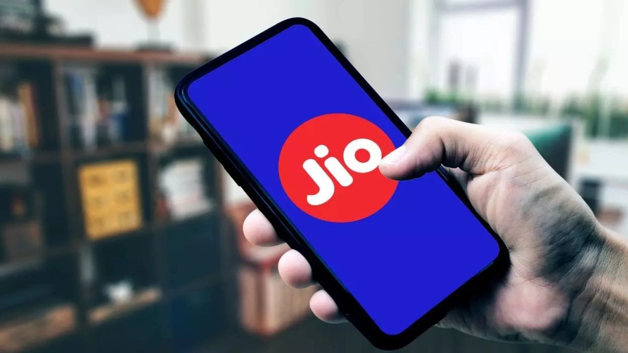 મુકેશ અંબાણીની કંપની રિલાયન્સ Jio રુ 449માં 28 દિવસ સુધી દરરોજ 3 GB ડેટા પ્લાન ઓફર કરે છે. આ Jio કંપનીનો 3 GB ડેટા માટે સસ્તો પ્લાન છે પણ તે માત્ર 28 દિવસ માટે છે. જોકે Jio 84 દિવસ માટે પણ દરરોજ 3 GB ડેટા ઓફર કરી રહ્યું છે જેની માટે બે પ્લાન છે જેમાંથી એકની કિંમત રું. 1,799 છે જ્યારે બીજા પ્લાનની કિંમત રુ. 1,199નો છે. 