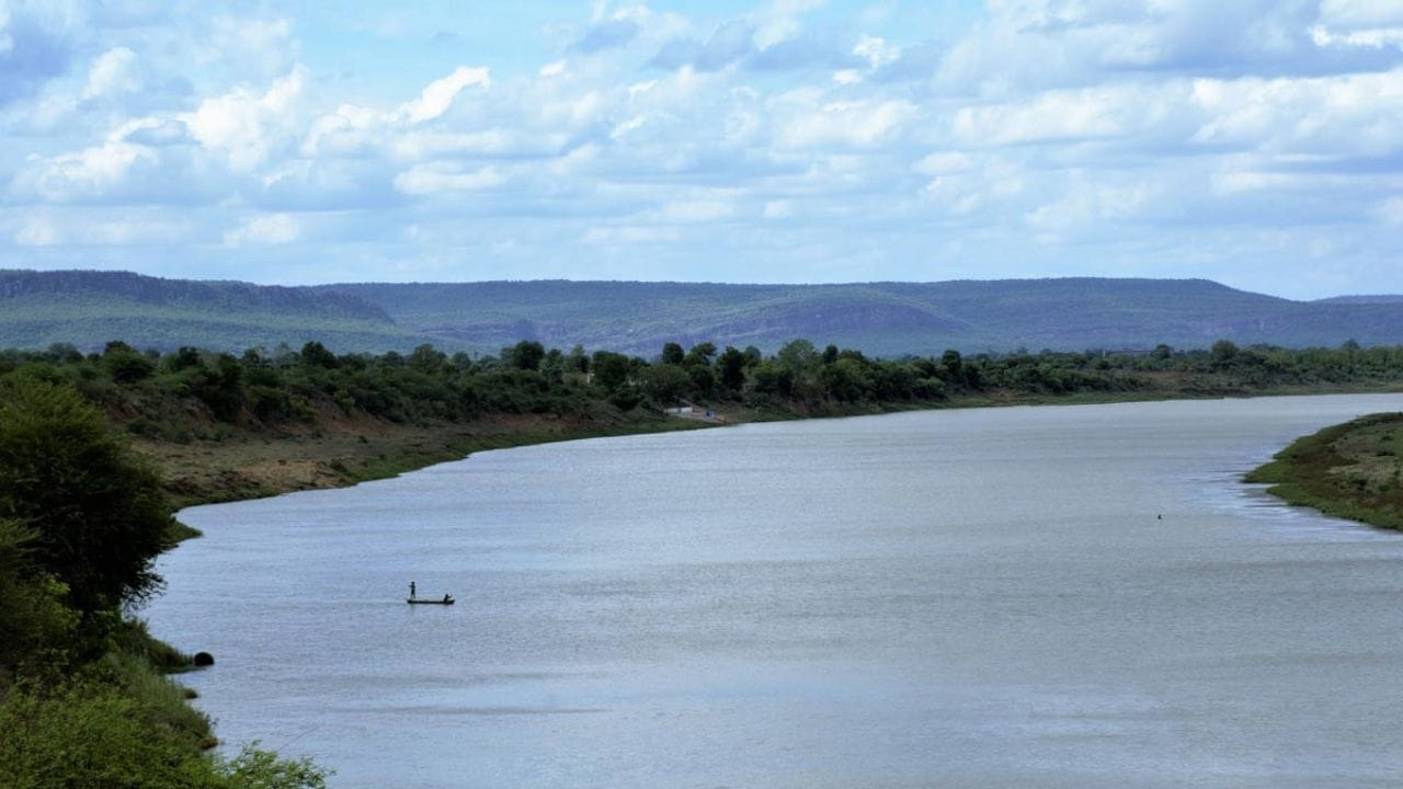 લોકોની જરૂરિયાતો પૂરી કરતી આ નદીઓ આસ્થાનું કેન્દ્ર પણ છે. લોકો નદીને માતાનો દરજ્જો આપે છે અને તેની પુજા પણ કરે છે.