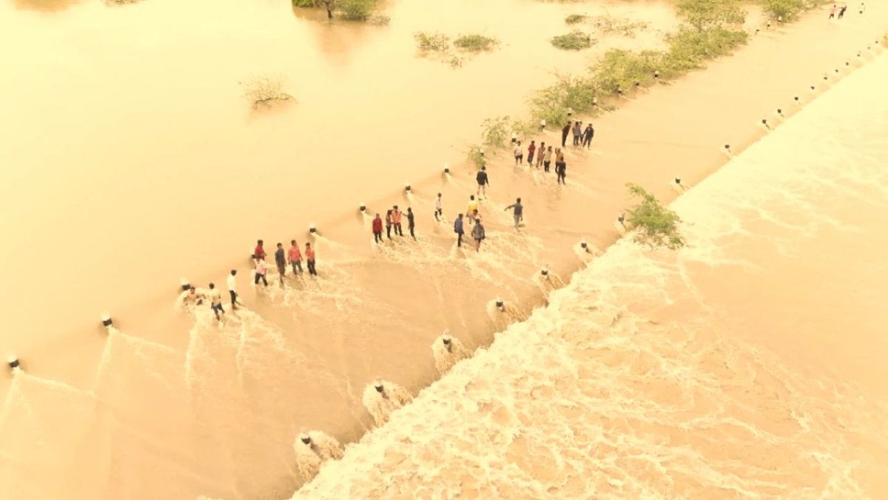 અમે જે નદીની વાત કરી રહ્યા છીએ, તે ભારતના થારના રણમાં વહેતી લુણી નદી છે. આ નદી નદી રાજસ્થાનના અજમેર જિલ્લામાં નાગ પહાડમાંથી નીકળે છે.