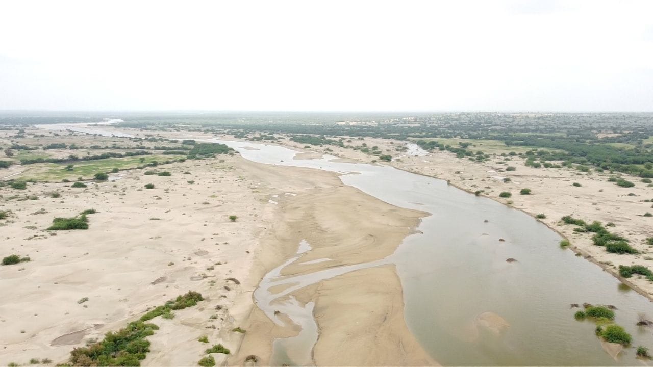 આ નદી રાજસ્થાન અને ગુજરાત એમ બે રાજ્યોમાંથી પસાર થાય છે અને છેલ્લે કચ્છના રણમાં ભળી જાય છે.