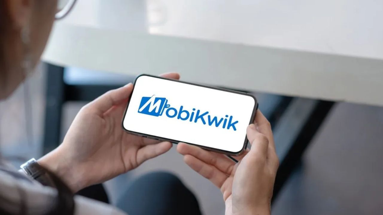 MobiKwik એ મંગળવારે માહિતી આપી કે, તેણે નાણાકીય વર્ષ 2023-24માં 14.08 કરોડ રૂપિયાનો નફો કર્યો છે. કંપનીની સ્થાપના પછી આ પ્રથમ વખત છે જ્યારે તેણે નફો કર્યો છે. બજારમાં Mobikwik ની સ્પર્ધા Paytm અને PhonePe જેવી ફિનટેક કંપનીઓ સાથે છે. આ કંપનીઓ હજુ પણ નફો મેળવવાની રાહ જોઈ રહી છે. નાણાકીય વર્ષ 2022-23માં MobiKwik ને 83.81 કરોડ રૂપિયાની ખોટ થઈ હતી.
