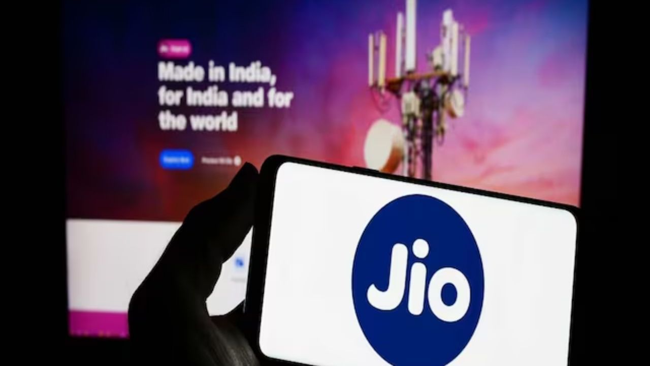 મુકેશ અંબાણીએ જાહેરાત કરી કે Jio AI-Cloud સેવા આ વર્ષે દિવાળીથી શરૂ થશે. કંપનીની સેવાનો ઉપયોગ કરનારા Jio વપરાશકર્તાઓને Jio AI-Cloud વેલકમ ઑફર તરીકે 100 GB ફ્રી ડેટા સ્ટોરેજ મળશે.