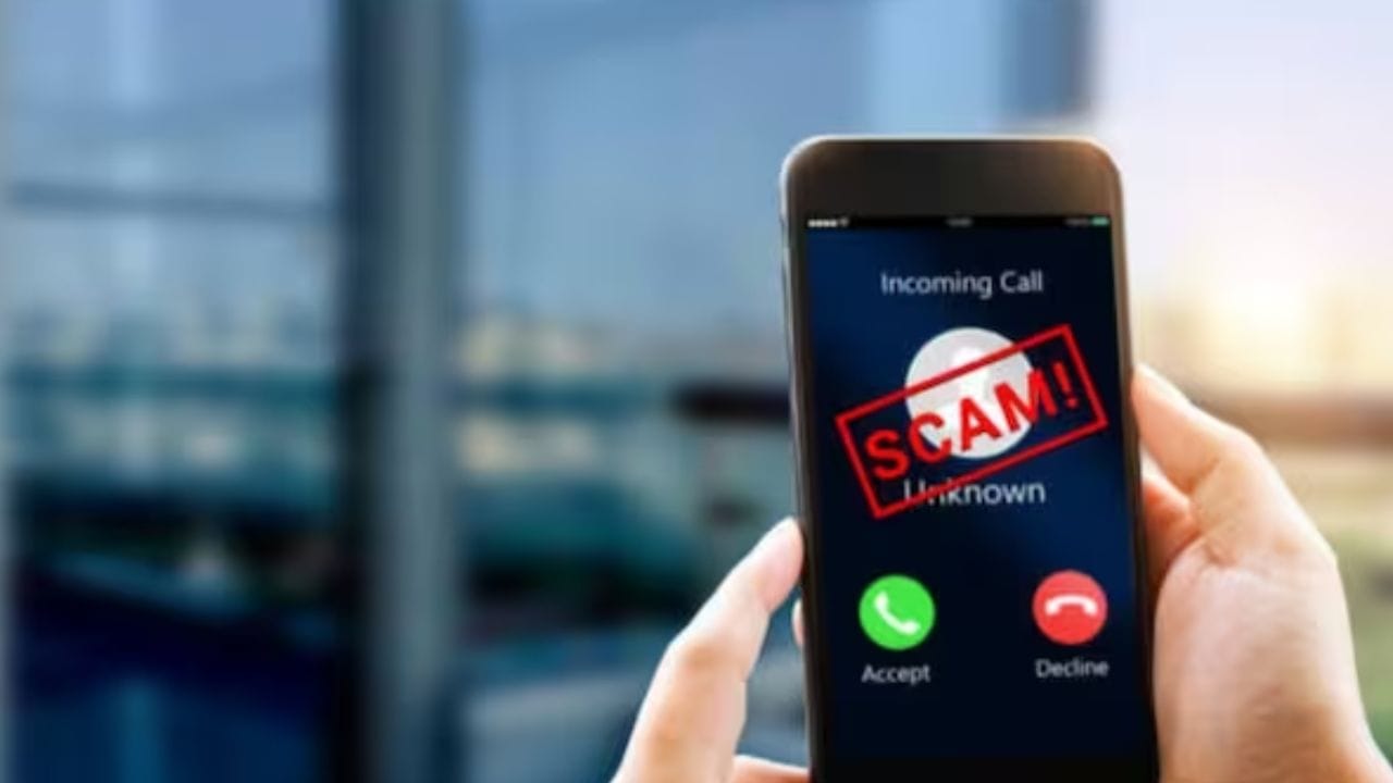 સરળ ભાષામાં આનો અર્થ એ છે કે જે લોકોનું નામ આ લિસ્ટમાં હશે, તેઓ આગામી 6 મહિના સુધી કોઈ નવું સિમ ખરીદી શકશે નહીં, તેમના નામે સિમ ખરીદવા પર એક નિશ્ચિત સમયગાળા માટે બ્લોક કરી દેવામાં આવશે. ટેલિકોમ્યુનિકેશન વિભાગ ટૂંક સમયમાં આ મામલે તમામ હિતધારકોનો અભિપ્રાય લેશે. સરકાર નવા ટેલિકોમ એક્ટમાં આ નવા નિયમ સાથે સંબંધિત માર્ગદર્શિકા લાવવાની તૈયારી કરી રહી છે.