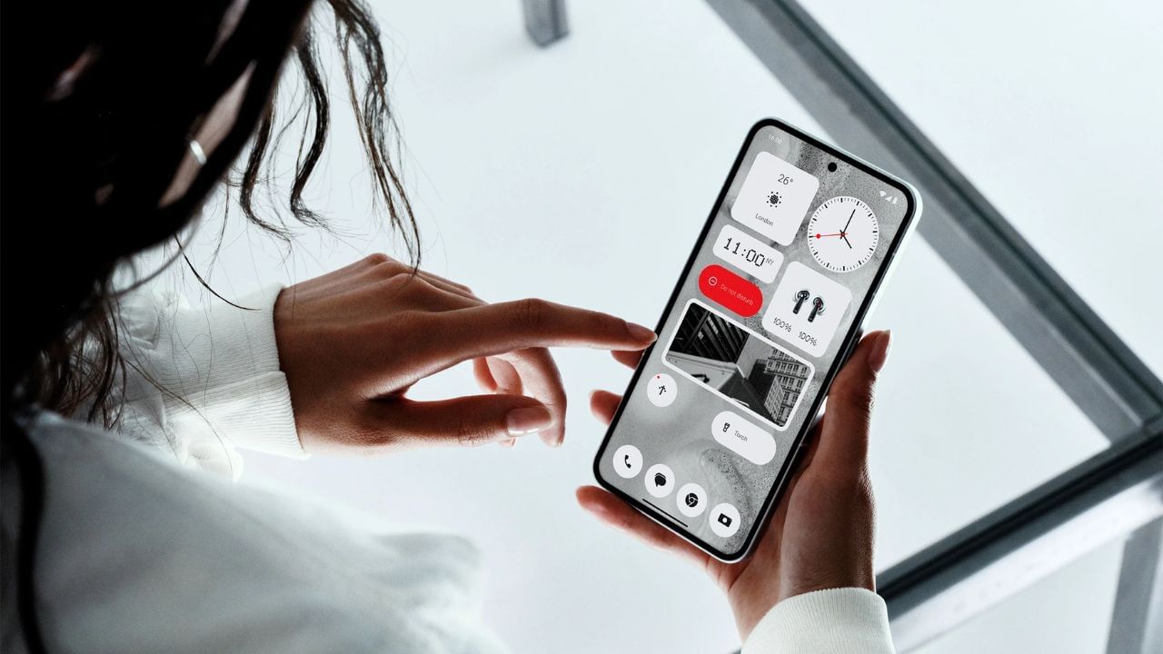 20-20-20 નો નિયમ શું છે? : ફોન અથવા કોઈપણ સ્ક્રીન ઉપકરણનો ઉપયોગ કરતી વખતે અથવા જોતી વખતે ફોર્મ્યુલા અપનાવવાથી તમારી આંખોને રાહત મળી શકે છે. આ ફોર્મ્યુલાને 20-20-20 કહેવામાં આવે છે. આ નિયમ અનુસાર, દર 20 મિનિટે તમારે 20 સેકન્ડ માટે 20 ફૂટ દૂરની કોઈ વસ્તુને જોવી જોઈએ. તે તમારી આંખોને આરામ આપે છે આમ સતત ફોન જોવાથી આંખોને પડતા સ્ટ્રેસને આરામ આપે છે.