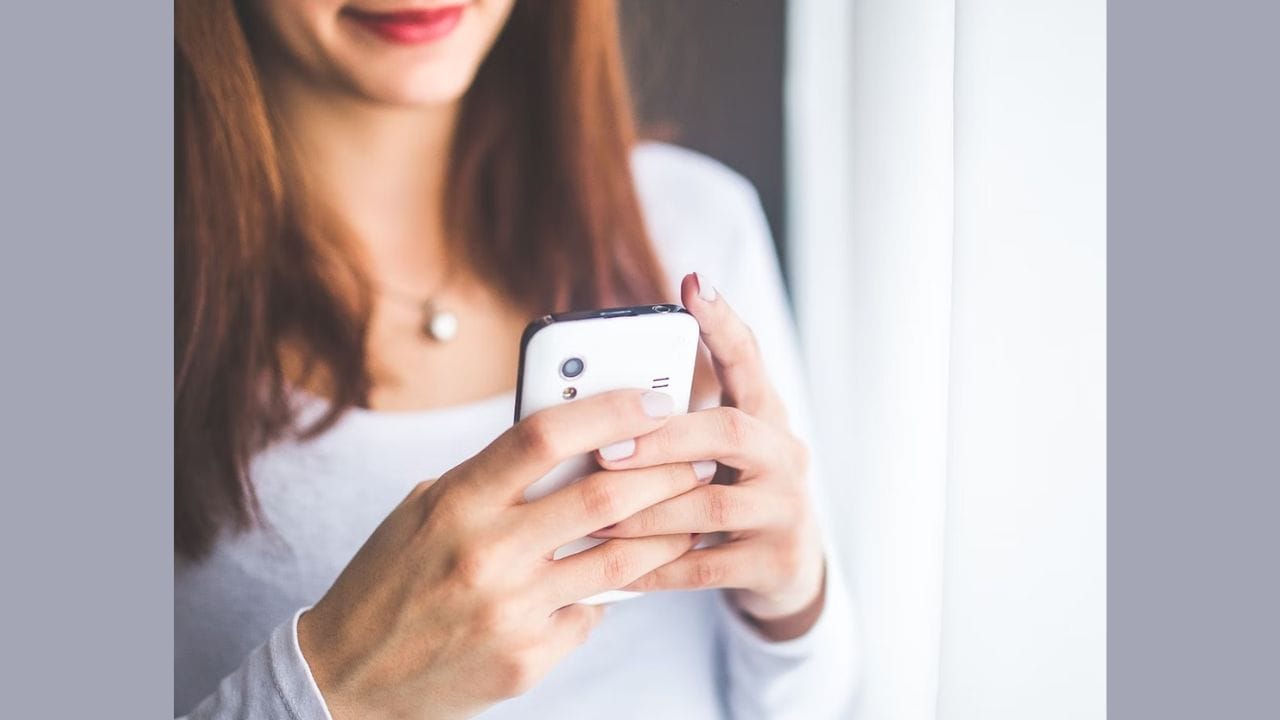 સ્માર્ટફોન વિના જીવનની કલ્પના કરવી લગભગ અશક્ય બની ગઈ છે. તે આપણા જીવનનો આવશ્યક ભાગ બની ગયો છે. અમે ફોન પર કામ કરીએ છીએ, ગેમ્સ રમીએ છીએ અથવા સોશિયલ મીડિયા બ્રાઉઝ કરીએ છીએ. પરંતુ ફોનના વધુ પડતા ઉપયોગથી આપણી આંખોની રોશની પર ખરાબ અસર પડે છે.