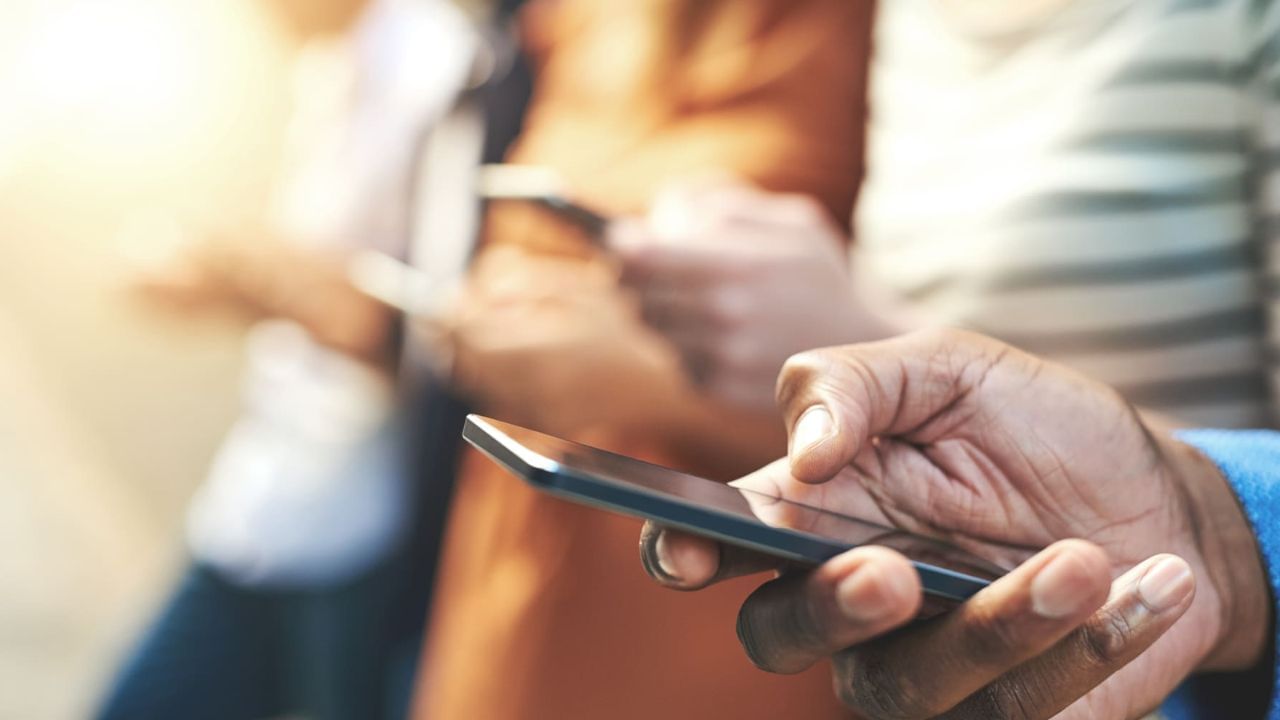 અત્યાર સુધીમાં તમે કદાચ જાણતા હશો કે લાંબા સમય સુધી સ્ક્રીનની સામે રહેવાથી તમારી આંખો પર તાણ આવી શકે છે. જો કે, આધુનિક જીવનશૈલીમાં સ્માર્ટફોન પર નજર રાખવાનું ટાળવું સરળ નથી. પરંતુ ચિંતા કરશો નહીં, કારણ કે અહીં અમે તમને કેટલીક ટિપ્સ જણાવીશું જે સ્ક્રીનની સામે તમારી આંખોની રોશની તાજી રાખવામાં મદદ કરશે.