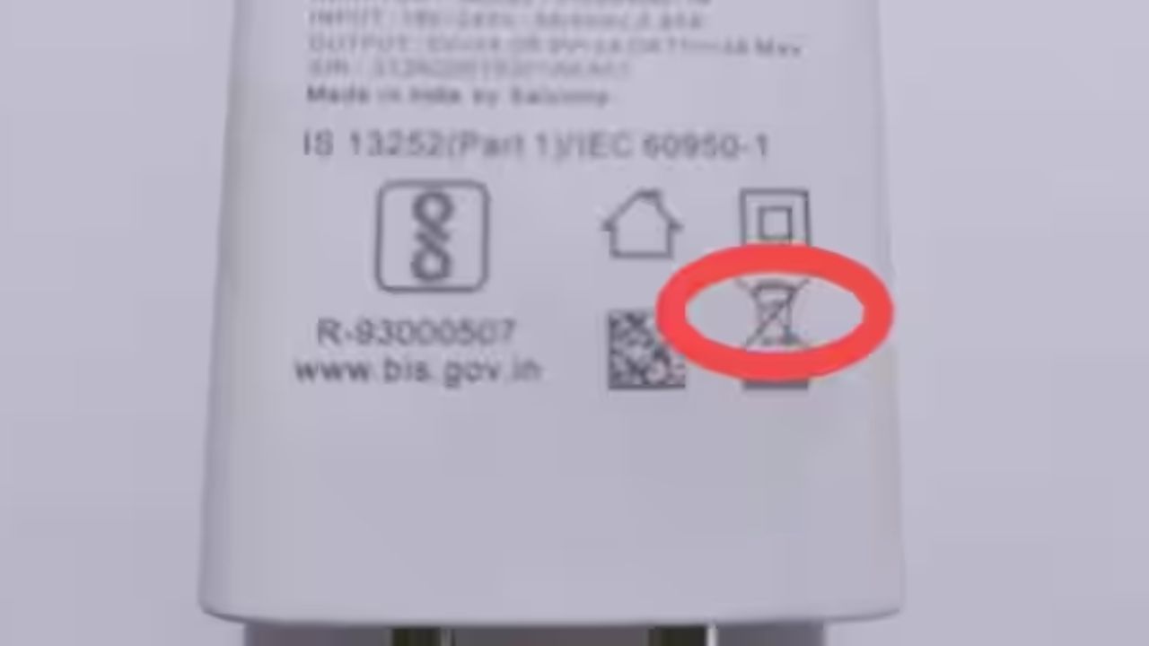 ક્રોસ ડસ્ટબિન:- આ પ્રતીક સૂચવે છે કે જો તમારું ચાર્જર બગડી ગયું છે તો તેને ડસ્ટબિનમાં ફેંકશો નહીં. કારણ કે તેને બનાવવામાં એવી સામગ્રીનો ઉપયોગ કરવામાં આવે છે, જેને ક્યાંય ફેંકવું યોગ્ય નથી. તમે તેને રિસાયક્લિંગ માટે કંપનીને પરત કરી શકો છો.