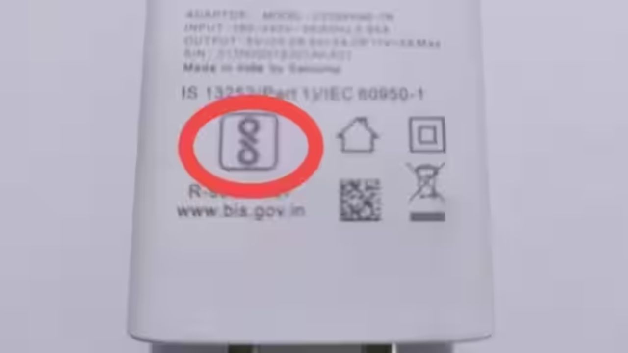8નું સિમ્બોલ :- મોટાભાગના લોકો આ 8 જેવુ સિમ્બોલ જોઈને મૂંઝવણમાં મુકાય છે. વાસ્તવમાં, તે પ્રમાણપત્ર ચિહ્ન છે. જેનો અર્થ છે કે તમારું ચાર્જર સલામતીના તમામ ધોરણોને પૂર્ણ કરે છે અને વધુ સારા પ્રદર્શન માટે બનાવવામાં આવ્યું છે. એટલું જ નહીં, આ સિમ્બોલ જોઈને તમે એ પણ સમજી શકશો કે તમારી પાસે જે ચાર્જર છે તે અસલી અને ગુણવત્તાયુક્ત ચાર્જર છે. જે સારું પર્ફોર્મન્સ આપશે