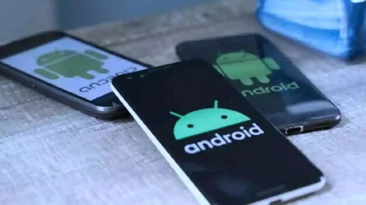 વાસ્તવમાં દરેક સ્માર્ટફોનની એક્સપાયરી ડેટ હોય છે. એક સમય એવો આવે છે જ્યારે ફોનના સોફ્ટવેર અપડેટ્સ આવવાનું બંધ થઈ જાય છે અને પછી ફોનમાં જરૂરી અપડેટ ન મળવાને કારણે તે ખરાબ થવા લાગે છે. આવી સ્થિતિમાં, ફોનને સતત અપડેટ કરીને તેની લાઈફને સુધારી શકાય છે. ત્યારે જો તમે પણ તમારા ફોનને લાંબો સમય સુધી વાપરવા માંગો છો અને તે ન બગડે તે ઈચ્છો છો તો આટલી બાબતોનું ખાસ ધ્યાન રાખજો.