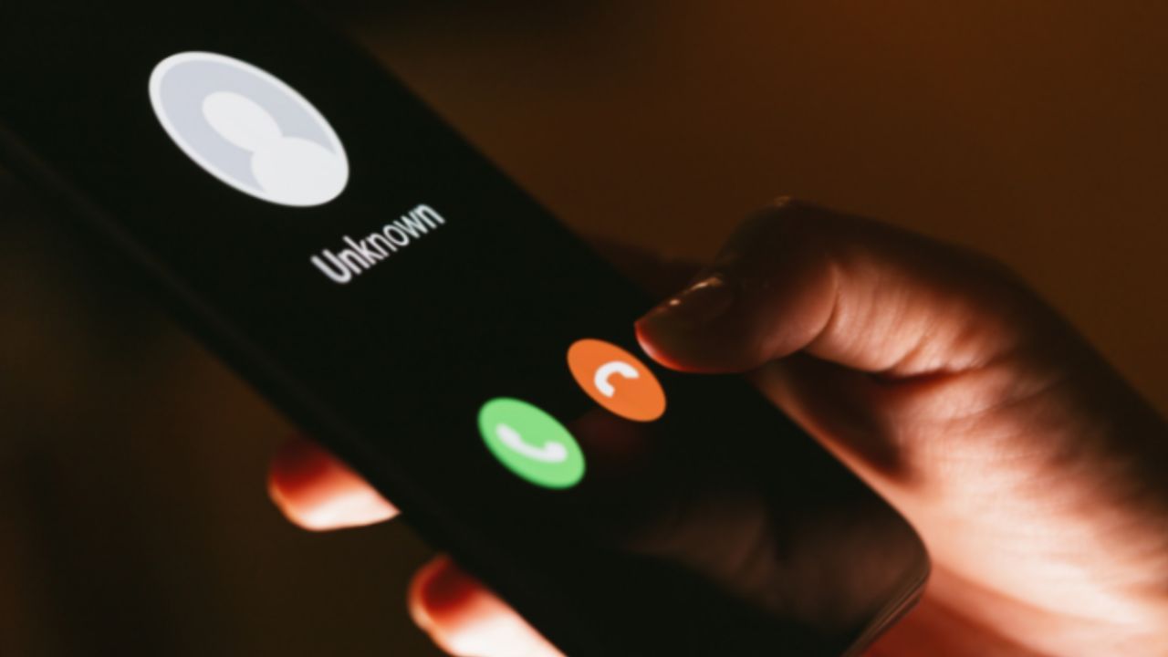 આ માટે, પહેલા કૉલ્સ સેક્સનમાં જાઓ, પછી સપલીમેન્ટરી સર્વિસ પર ક્લિક કરો. આ વિકલ્પ અલગ-અલગ ફોનમાં અલગ-અલગ નામથી ઉપલબ્ધ હોઈ શકે છે.