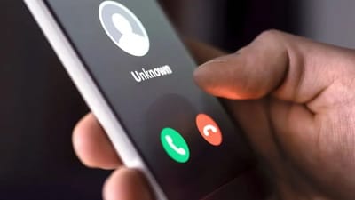 ઘણીવાર એવું બને છે કે તમે ક્યાંક અટવાઈ ગયા છો અને ફોન એટેન્ડ કરવા નથી માંગતા. ઘણી વખત એવી સમસ્યા સર્જાય છે કે તમે ન તો ફોનને ડિસ્કનેક્ટ કરી શકો છો અને ન તો તમારું કામ રોકી શકો છો. પણ હવે તમારે ચિંતા કરવાની જરૂર નથી. અહીં અમે તમને જણાવીશું કે તમારો ફોન ચાલુ હશે તો પણ સામે વાળી વ્યક્તિને તમારો ફોન સ્વિચ ઓફ બતાવશે. ત્યારે ચાલો જાણીએ આ ટ્રિક વિશે.