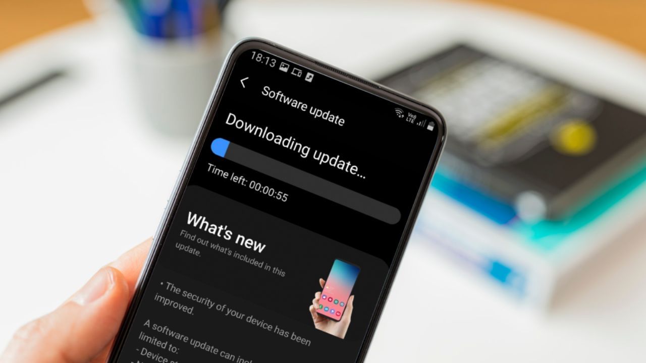 સૉફ્ટવેર અપડેટ્સ : તમારા ફોનના સોફ્ટવેર અને એપ્સને સમયાંતરે અપડેટ કરતા રહો. આનાથી ફોનનું પરફોર્મન્સ સુધરે છે અને સિક્યોરિટીની ખામીઓ પણ દૂર થાય છે. ફોનને નિયમિતપણે સાફ કરો, ખાસ કરીને સ્ક્રીન અને ચાર્જિંગ પોર્ટ. ફોનના પોર્ટમાં ગંદકી અને ધૂળને કારણે સમસ્યા થઈ શકે છે. આ સાથે ફોનને પાણી વાળી જગ્યા એથી પણ દૂર રાખો