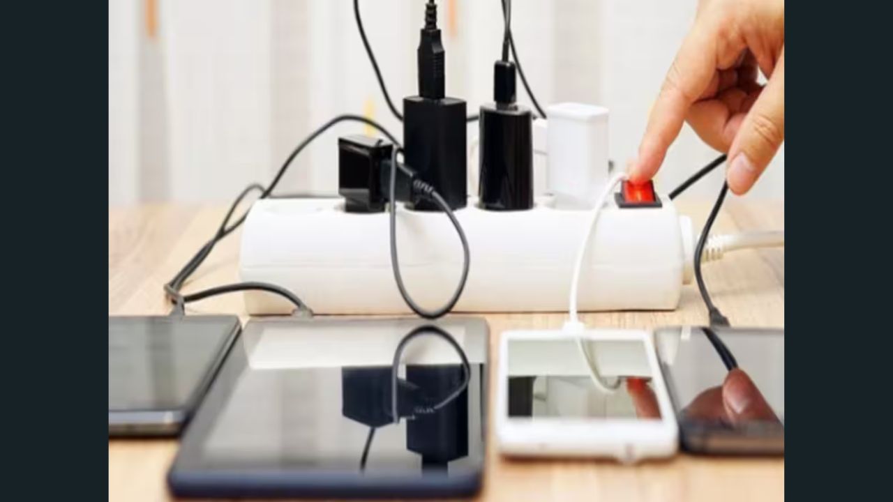 લોકલ ચાર્જરનો ઉપયોગ ન કરો: જો તમને પણ ગમે તે ચાર્જરમાં ફોન મુકવાની આદત છે તો આજે સુધારી લેજો. ફોનને ચાર્જ કરવા તેની સાથે આવેલા કે કંપનીના ચાર્જરનો ઉપયોગ કરો. બજારમાં મળતા લોકલ ચાર્જર તમારા ફોનને જલદી ખરાબ કરી શકે છે.