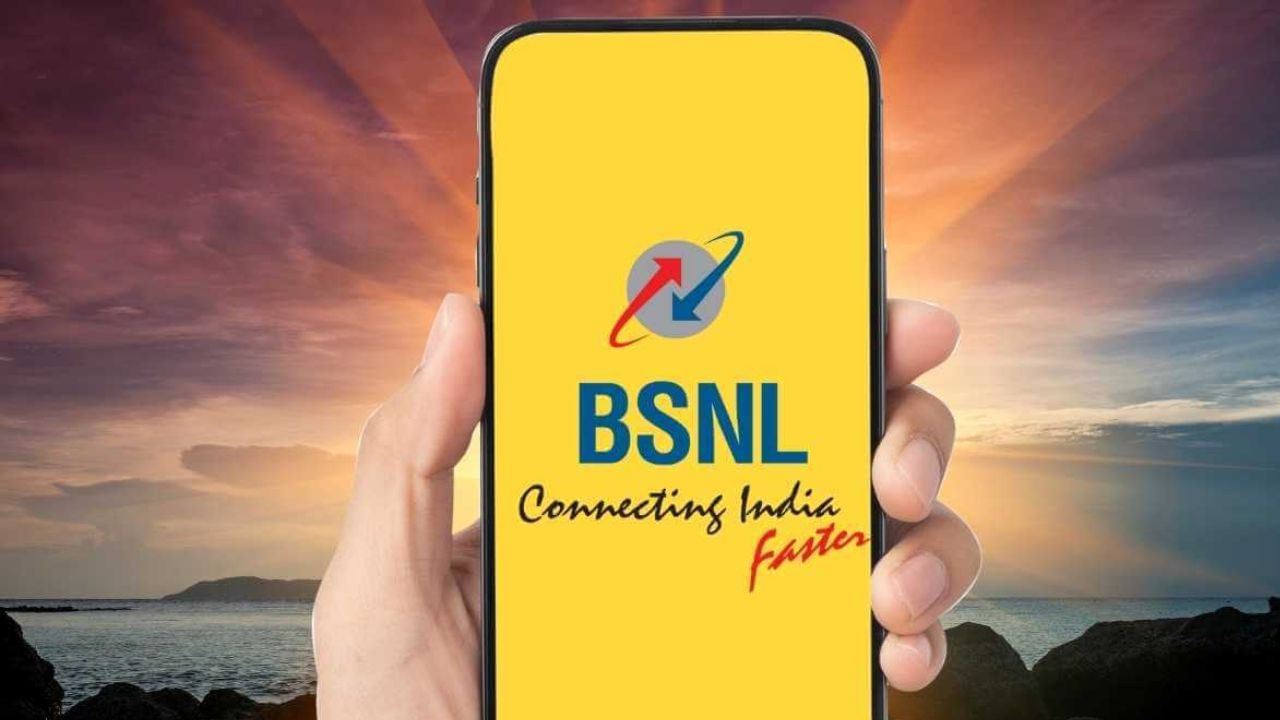 ચોમાસાની સિઝનમાં BSNL એ તેના ગ્રાહકો માટે ખાસ ઓફરની જાહેરાત કરી છે. આ ઓફર હેઠળ, કંપનીએ તેના ઇન્ટરનેટ બ્રોડબેન્ડ વપરાશકર્તાઓને સસ્તા દરે જબરદસ્ત ડેટા પ્લાન પ્રદાન કરવાનું વચન આપ્યું છે. પહેલા તે પ્લાનની કિંમત વધારે હતી પણ મોનસુન સ્પેશિયલ પ્લાન લોન્ચ કરતા કિંમતમાં પણ ઘટાડો કર્યો છે. ત્યારે BSNLની કમ્પેરિઝનમાં Jio અને Airtelનો પ્લાન કેટલામાં મળી રહ્યો છે ચાલો જાણીએ