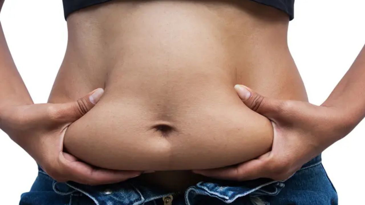 આજકાલ દરેક વ્યક્તિ બહાર નીકળેલા પેટથી પરેશાન છે. પેટની ચરબી ઘટાડવા માટે લોકો વિવિધ ઉપાયોનો ઉપયોગ કરે છે. લોકો તેને યોગ, આહાર અને કસરતથી ઘટાડવાનો પ્રયાસ કરે છે. આજે અમે તમને એક ખાસ ઉપાય જણાવીશું જેના દ્વારા તમે 7 દિવસની અંદર 6 યોગાસનથી તમારા ઝૂલતા પેટને ઘટાડી શકો છો.
