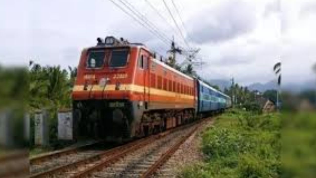 19015 SAURASHTRA EXP : મુંબઈ સેન્ટ્રલથી આવતી આ ટ્રેન અમદાવાદ 20:15 પહોંચે છે અને રાજકોટ તમને રાત્રે 00.55 વાગ્યે પહોંચાડે છે. સૌરાષ્ટ્ર એક્સપ્રેસ દરેક વારે ચાલે છે. તેમાં સ્લિપર કોચની ટિકિટ 185 રુપિયા છે. 
