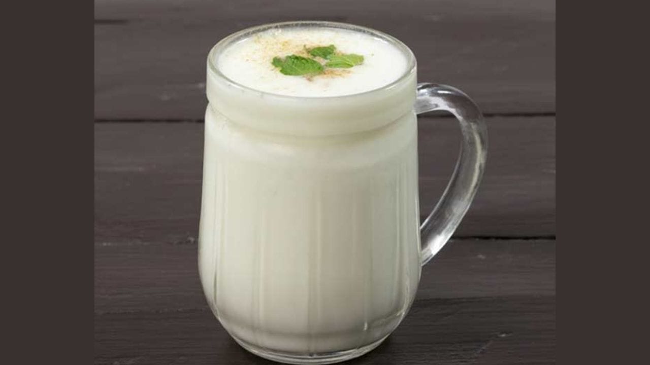 તમે છાશનું સેવન કરી શકો છો - જો તમે પેટના દુખાવાને અલવિદા કહેવા માંગતા હોવ તો છાશમાં અડધી ચમચી સેકેલો અજમો મિક્સ કરીને પીઓ. આ પ્રાકૃતિક પીણું પીવાથી તમારા પેટના દુખાવાને ઘણી હદ સુધી ઓછી કરી શકાય છે.