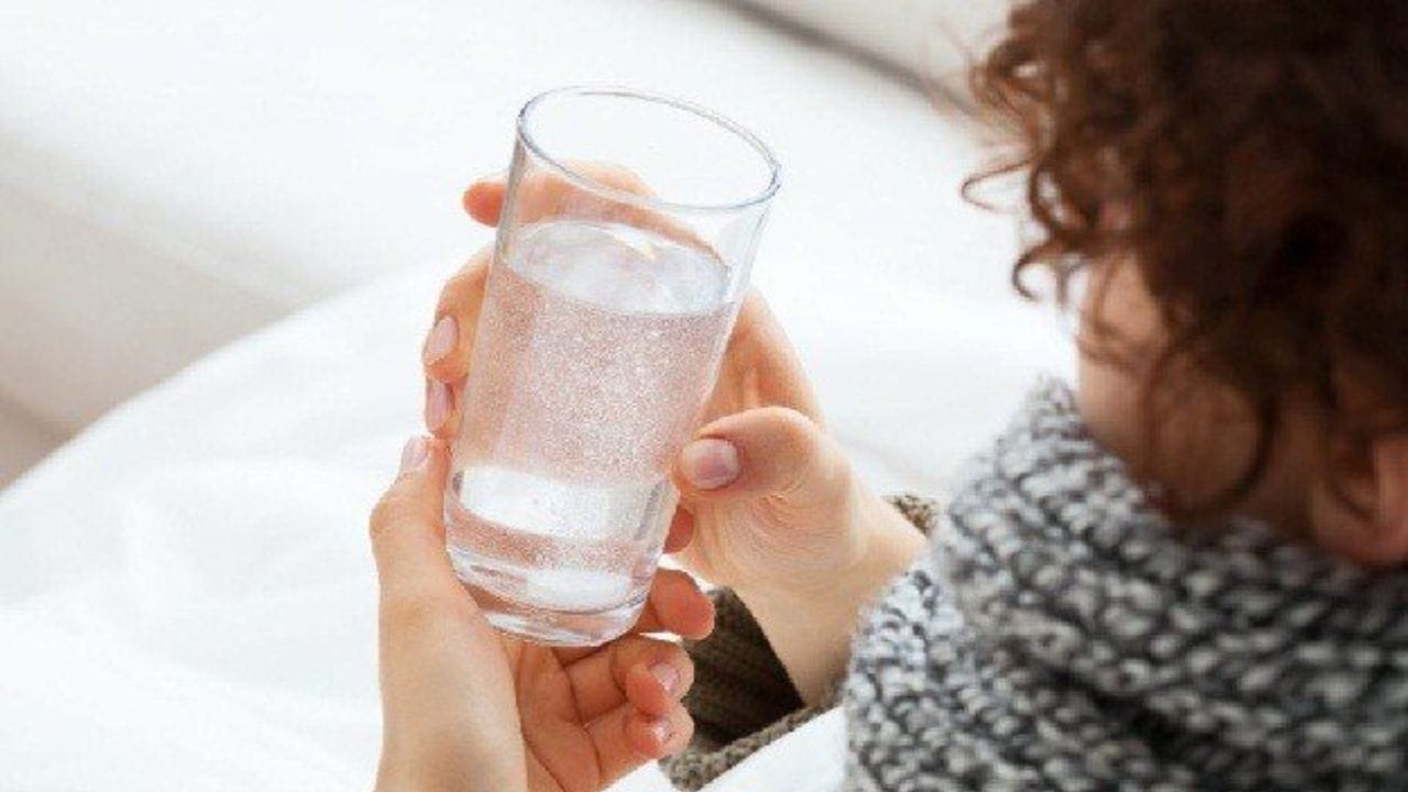 દિવસની શરૂઆત હૂંફાળા પાણીથી કરો - પેટના દુખાવાની સમસ્યાને દૂર કરવા માટે તમારે દરરોજ સવારે ખાલી પેટે નવશેકું પાણી પીવું જોઈએ. માત્ર એક ગ્લાસ હુંફાળું પાણી પીવાથી તમારું પેટ સાફ થશે અને તમારા આંતરડાની તંદુરસ્તી પણ સુધરશે.