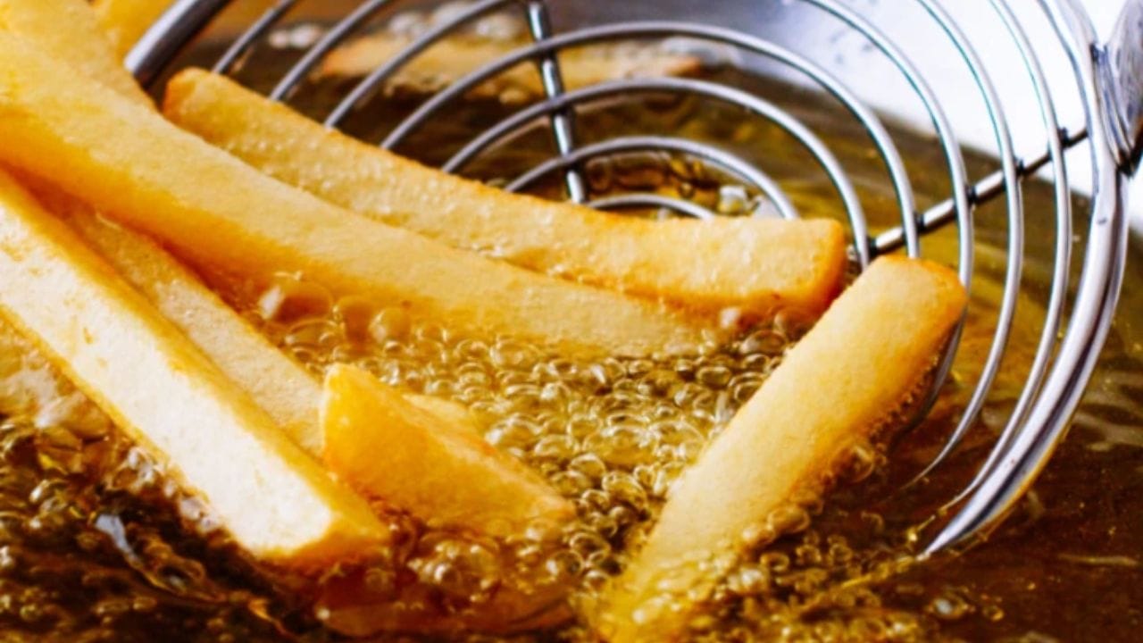 આ વસ્તુઓથી અંતર રાખો- પેટના દુખાવાથી છુટકારો મેળવવા માટે તમારે તેલયુક્ત ખાદ્ય પદાર્થો, જંક ફૂડ અથવા બહારના ખોરાકથી દૂર રહેવું પડશે. આવા બિનઆરોગ્યપ્રદ ખોરાક ખાવાથી તમારા પેટમાં દુખાવાની સમસ્યા વધી શકે છે, તેથી સાવધાની સાથે ઘરે બનાવેલો ખોરાક ખાઓ.