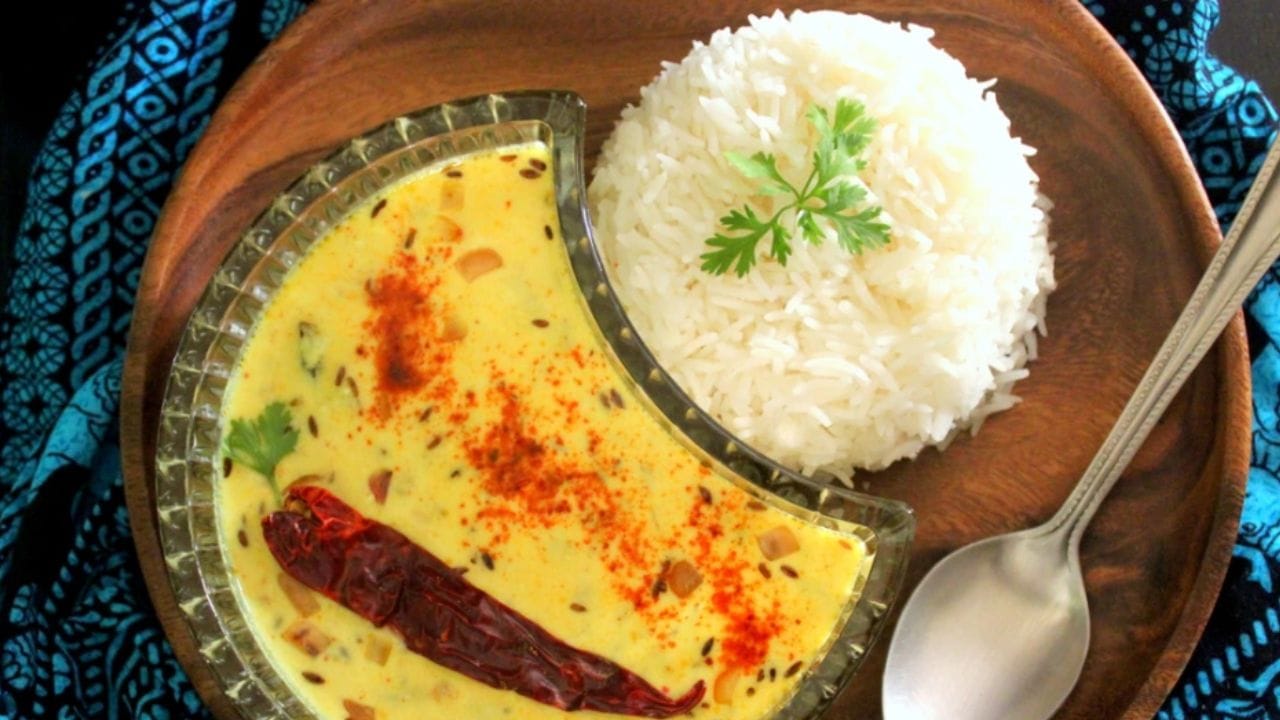 રાત્રે હળવો ખોરાક લો- પેટના દુખાવાને ઓછો કરવા માટે તમારે રાત્રે હળવો ખોરાક લેવો જોઈએ. આ સિવાય રાત્રે વહેલો ખોરાક લો અને વહેલા સૂઈ જાઓ જેથી ખોરાક પચવામાં વધુ સમય મળે.