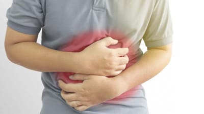 વરસાદની ઋતુમાં મોટાભાગના લોકોને પેટમાં દુખાવો થવા લાગે છે. ત્યારે આ વાતાવરણમાં વારંવાર પેટના દુખાવાથી છુટકારો મેળવવા માટે તમારે વારંવાર દવાઓ લેવાની જરૂર નથી. દવાઓ લેતા પહેલા, તમારે કેટલીક ટિપ્સ પણ અપનાવીને જોઈ શકો છો.