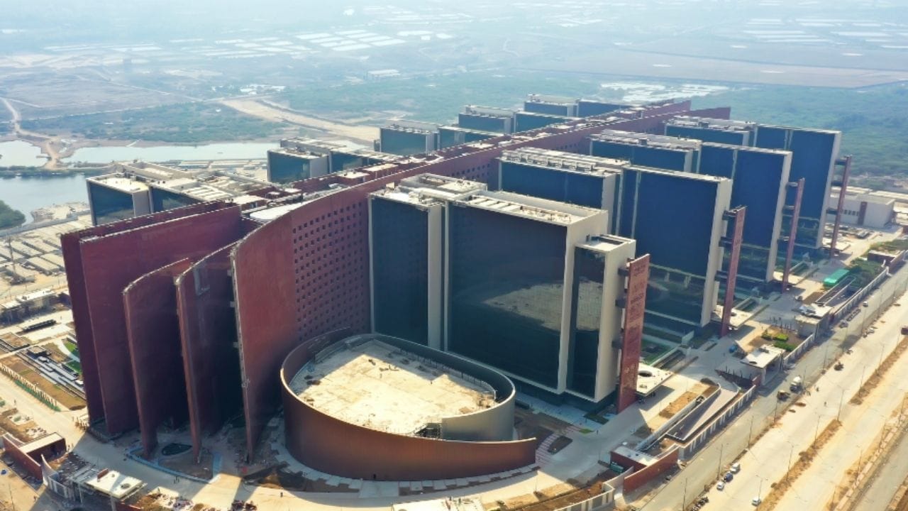 દરખાસ્ત મંજૂર થયા બાદ ગૃહ વિભાગ અને અન્ય એજન્સીઓ દારૂના વપરાશ અને વેચાણ પર નિયંત્રણ માટે માર્ગદર્શિકા તૈયાર કરશે. જો બધુ યોજના મુજબ ચાલે તો બે મહિનામાં જાહેરાત થઈ શકે છે. ડાયમંડ બુર્સ, જેમાં 4,500 થી વધુ ઓફિસો છે, તે 2,000 એકરના ડ્રીમ સિટીનો એક ભાગ છે, જેનો હેતુ હીરાના વેપાર અને સંબંધિત વ્યવસાયિક પ્રવૃત્તિઓને પ્રોત્સાહિત કરવાનો અને પ્રોત્સાહન આપવાનો છે.