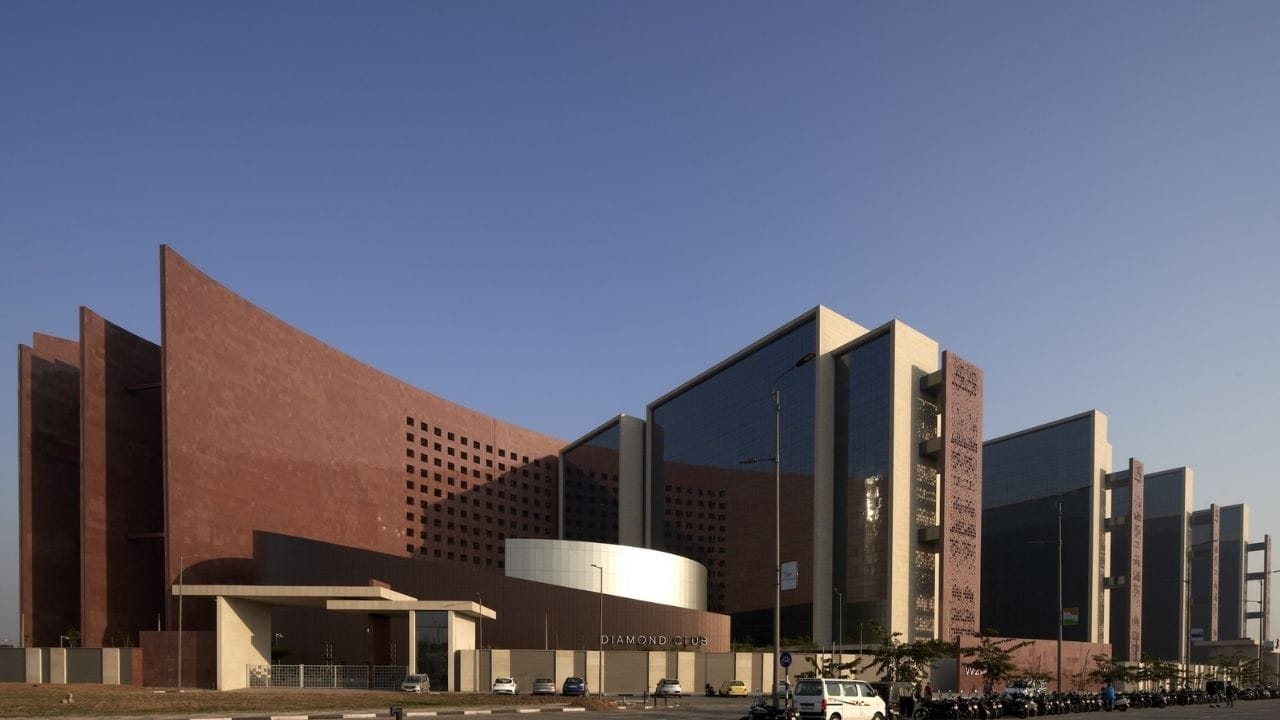 SDA અધિકારીઓએ અગાઉ પણ રાજ્ય સરકારને SDBમાં પ્રતિબંધિત આદેશોમાં છૂટછાટ વિશે જાણ કરી હતી જ્યારે તેઓએ અન્ય મુદ્દા ઉઠાવ્યા હતા. હીરાના અગ્રણી વેપારી દિનેશ નાવડિયાએ જણાવ્યું હતું કે, “અહીં બિઝનેસને આકર્ષવા માટે આ એક મહત્વપૂર્ણ પગલું હશે. ડ્રીમ સિટીમાં પ્રતિબંધ હળવો કરવાથી આંતરરાષ્ટ્રીય વેપાર માટે વાતાવરણ ઊભું થશે. બિઝનેસ ડિસ્ટ્રિક્ટમાં સમર્પિત હોસ્પિટાલિટી સેક્ટર હોવું જોઈએ.'